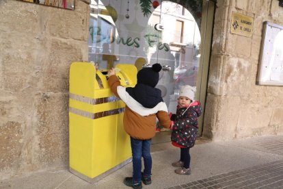 Els veïns d’Ivars d’Urgell van decorar ahir el tió de Nadal.