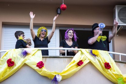 Vehículos de Creu Roja, un punto asistencial, un coche y una bici, circularon por todas las calles de la capital del Sió animando a los vecinos a cantar y bailar desde los balcones.