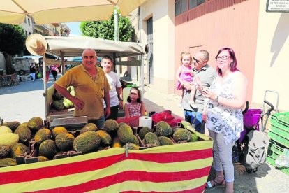Imatge de visitants a la Fira de Sant Bartomeu d’Artesa de Segre.