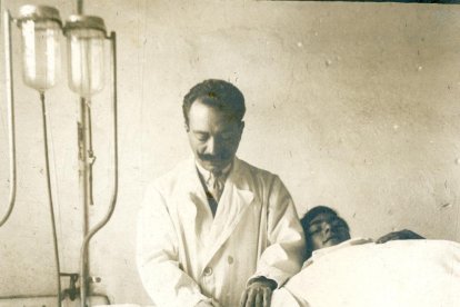 El doctor Alberto Anguera, atendiendo a un paciente en el hospital de campaña. A la izquierda, vista de la sala general del centro en 1914.