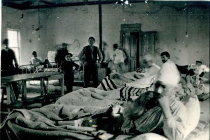 El doctor Alberto Anguera, atendiendo a un paciente en el hospital de campaña. A la izquierda, vista de la sala general del centro en 1914.
