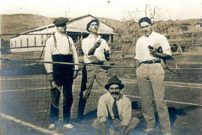 El doctor Alberto Anguera, atendiendo a un paciente en el hospital de campaña. A la izquierda, vista de la sala general del centro en 1914.