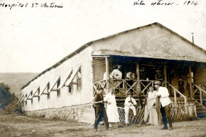 El doctor Alberto Anguera, atendiendo a un paciente en el hospital de campaña. A la izquierda, vista de la sala general del centro en 1914.