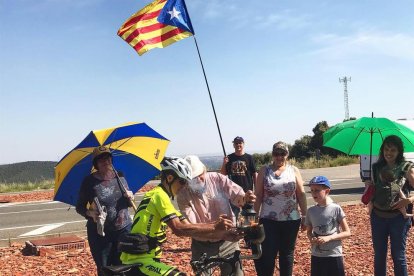Els Fondistes Cervera van ser els encarregats de portar la Flama del Canigó fins a la plaça Major d’aquesta localitat, des d’on es va repartir per encendre les fogueres.