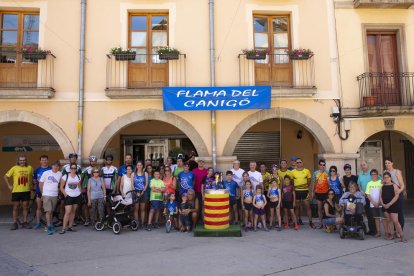 Els Fondistes Cervera van ser els encarregats de portar la Flama del Canigó fins a la plaça Major d’aquesta localitat, des d’on es va repartir per encendre les fogueres.