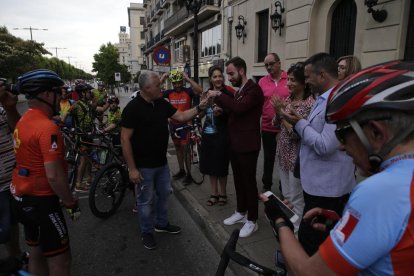 Els Fondistes Cervera van ser els encarregats de portar la Flama del Canigó fins a la plaça Major d’aquesta localitat, des d’on es va repartir per encendre les fogueres.
