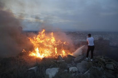 Els Fondistes Cervera van ser els encarregats de portar la Flama del Canigó fins a la plaça Major d’aquesta localitat, des d’on es va repartir per encendre les fogueres.