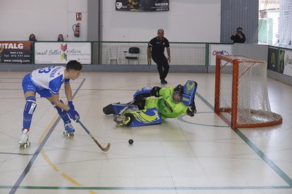 Sergi Folguera tuvo una gran ocasión en la primera parte pero se topó con el meta Camps.