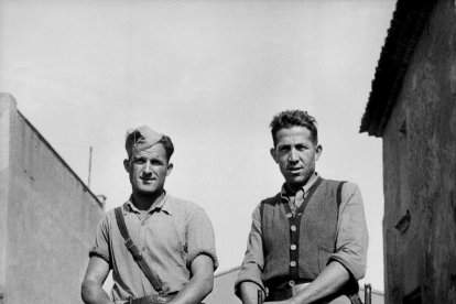 Desfile del Ejército Popular de la República por las calles de Linyola en otoño de 1938.