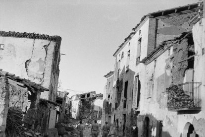 Desfile del Ejército Popular de la República por las calles de Linyola en otoño de 1938.