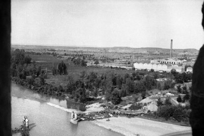 Desfile del Ejército Popular de la República por las calles de Linyola en otoño de 1938.