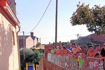 Les jugadores de l’equip de bàsquet del Cadí la Seu van ser les encarregades de fer el pregó de les festes majors de la Seu d’Urgell ahir.