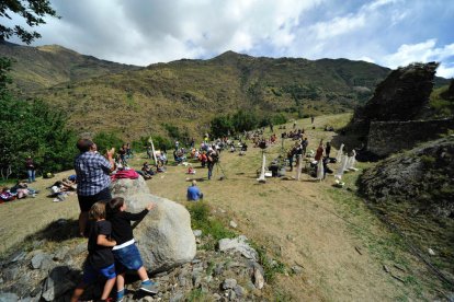 Un moment de l’espectacle ahir de la companyia Factoria Mascaró i el grup La Nova Euterpe a Santa Maria d’Àneu.