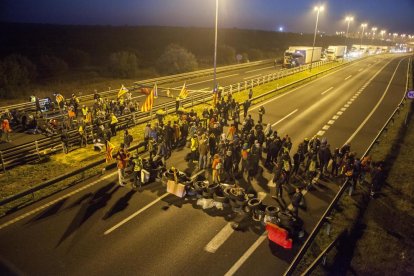 Els Mossos d’Esquadra desallotjant els manifestants que ocupaven la calçada de l’N-260 a la Seu.