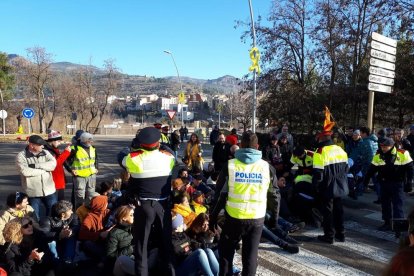 Els Mossos d’Esquadra desallotjant els manifestants que ocupaven la calçada de l’N-260 a la Seu.