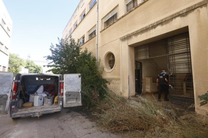 El llegat de Joan Oró, fora de perill - La Paeria i la família de Joan Oró van revisar ahir la sala on es troba l’arxiu del científic lleidatà per comprovar el seu bon estat després de l’incendi de dissabte en una sala annexa al Parc Cien ...