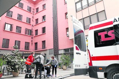 Uno de los residentes llegando al Hotel Alegret, habilitado como hospital.