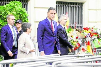 Sanitarios piden la libertad de los independentistas presos ante la visita de Sánchez, ayer.