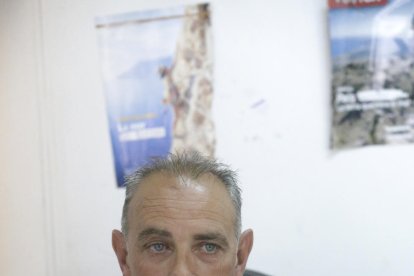 Un agent, durant una activitat de mobilitat seguretat a l’INS Joan Solà de Torrefarrera.