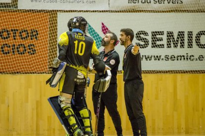 Moment en què Lluís Tomàs s’encara amb els col·legiats.