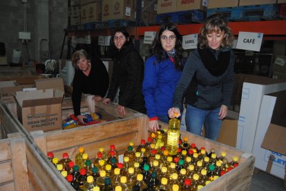 Una mujer colaborando con el Gran Recapte en uno de los puntos solidarios instalados ayer en Lleida.