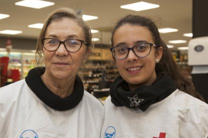Una mujer colaborando con el Gran Recapte en uno de los puntos solidarios instalados ayer en Lleida.