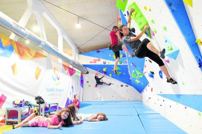 Els alevins del Club Esportiu Ciutat la Seu van ser els primers a tornar a trepitjar el camp de futbol, sempre mantenint la distància.