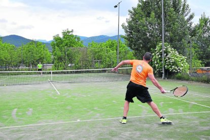 Els alevins del Club Esportiu Ciutat la Seu van ser els primers a tornar a trepitjar el camp de futbol, sempre mantenint la distància.