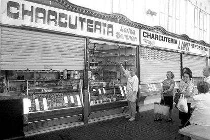 Imatge panoràmica del Mercat del Pla, que compleix un segle de vida i actualment es troba en desús.