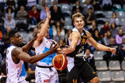 Adrián Chapela ante Johnny Dee, el líder de los vascos.