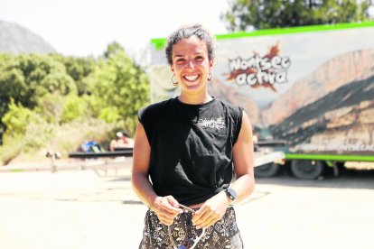 Gent fent una excursió en caiac pel pantà de Canelles i el congost de Mont-rebei.