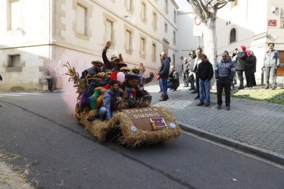 Una de las trece camas rodantes participantes ayer en la Cursa de Llits del Carnaval de Lleida por el centro histórico de la ciudad.