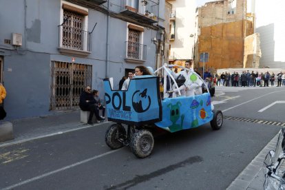 Una de las trece camas rodantes participantes ayer en la Cursa de Llits del Carnaval de Lleida por el centro histórico de la ciudad.