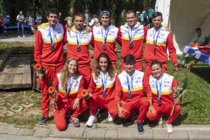Núria Vilarrubla, de frente, intenta sortear una de las puertas durante el descenso de canoa, donde se colgó la plata junto a las vascas Klara Olazabal y Ainhoa Lameiro.