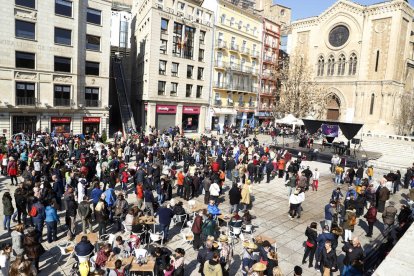 Una de las trece camas rodantes participantes ayer en la Cursa de Llits del Carnaval de Lleida por el centro histórico de la ciudad.