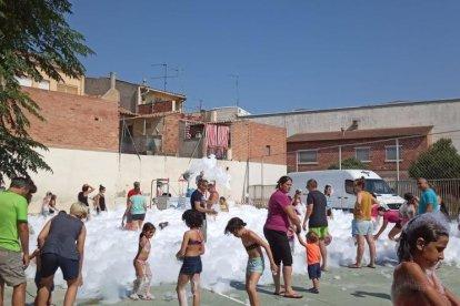 Benavent de Segrià - Los más pequeños del pueblo disfrutaron a lo grande con la fiesta de la espuma. El calor acompañó en una jornada con actos variados.