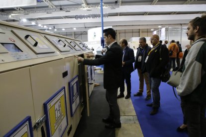 Un expositor muestra cómo funciona un contenedor de basura con microchip, ayer en el pabellón 4.