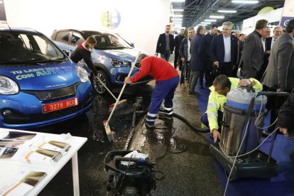 Un expositor muestra cómo funciona un contenedor de basura con microchip, ayer en el pabellón 4.