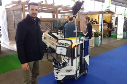 Un expositor muestra cómo funciona un contenedor de basura con microchip, ayer en el pabellón 4.