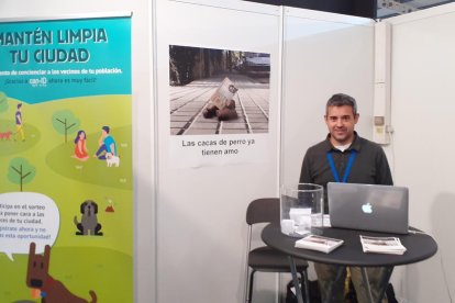 Un expositor muestra cómo funciona un contenedor de basura con microchip, ayer en el pabellón 4.