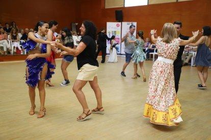 Benavent de Segrià - Los más pequeños del pueblo disfrutaron a lo grande con la fiesta de la espuma. El calor acompañó en una jornada con actos variados.