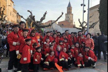 En Artesa de Segre, un grupo disfrazado de cavernícolas.