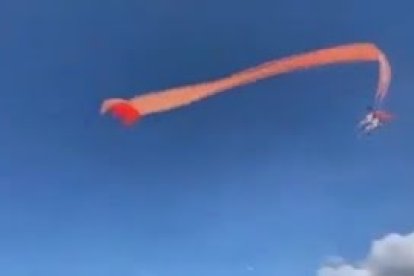 Una cometa levanta por el aire a una niña de 3 años en un festival en Taiwán
