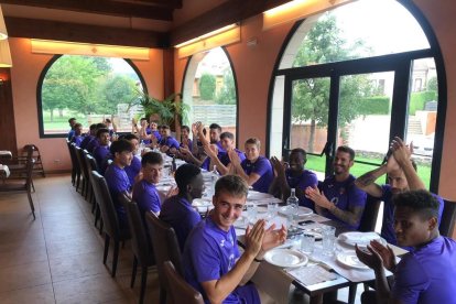 Els jugadors del Lleida estiren després de l’entrenament.