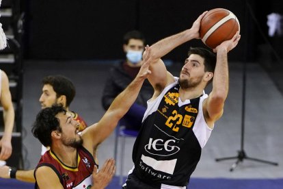 Agustí Sans es disposa a llançar davant la pressió de Lluís Costa.