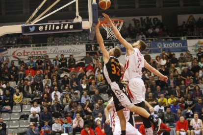 Ogungbemi va patir amb la defensa gallega. A la foto, amb Rozitis.