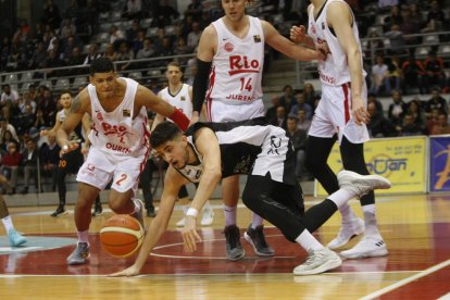 Ogungbemi va patir amb la defensa gallega. A la foto, amb Rozitis.