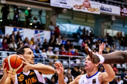 El capitán Miki Feliu intenta encontrar a un compañero.