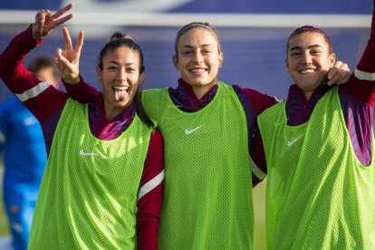 Busquets salta con Delaney en la disputa por el balón.