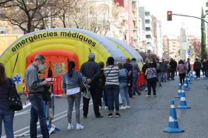 Les cues davant la carpa del SEM a la Zona Alta van ser constants ahir a la tarda.